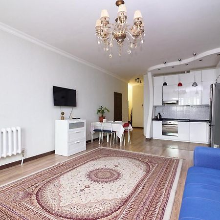 Ferienwohnung Квартира В Самом Центре Столицы Казахстана Astana Exterior foto